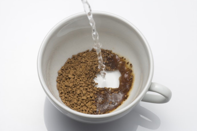 インスタントコーヒーは、お湯を注ぐだけなので忙しいときにぴったり