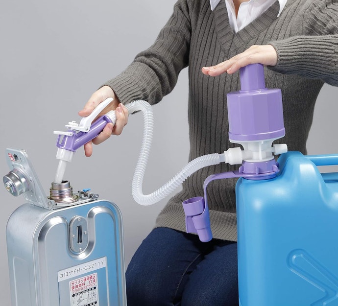 電池を使わずに効率よく給油するなら、空気圧で灯油を押し出す加圧式に注目