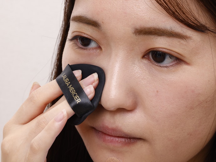 パフは雫型。顔の細かい部分や凹凸にフィットして塗りやすい