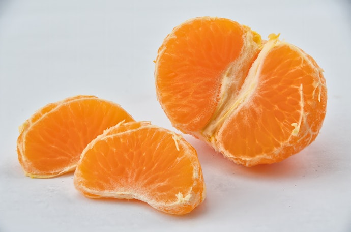 みかんらしさをしっかり味わいたいなら、薄皮を残した商品も候補に
