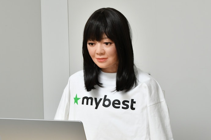 WEBカメラの顔映りは明るく自然。オンライン会議ではよい印象を演出できそう