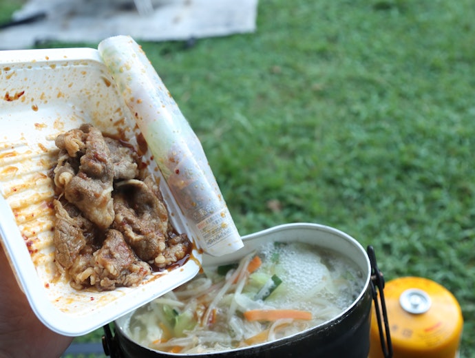 ③野菜がしなってきたら牛カルビ焼肉を投入する