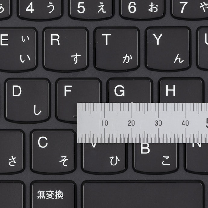 キーボードは一般的な配列。マウス代わりに使えるボタンが便利