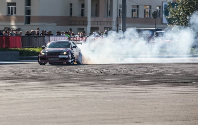 スライド走行を楽しみたければ、ドリフトカーに注目しよう