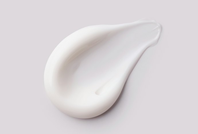 腕や脚など乾燥が目立ちやすい部位にはしっとり仕上がるクリームタイプ