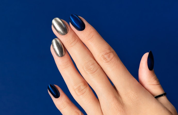 ニュアンスネイルのアクセントには、ミラーネイルやメタリック系