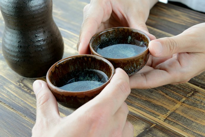 陶器:日本酒の味をやわらかくし、旨味を引き出す