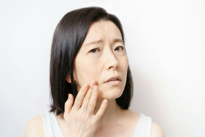 シワには、ナイアシンアミドなどのシワ改善有効成分を配合した医薬部外品をチェック