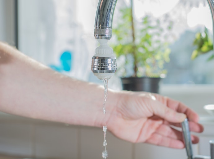 脱臭時に水が必要。給水の手間がかかる