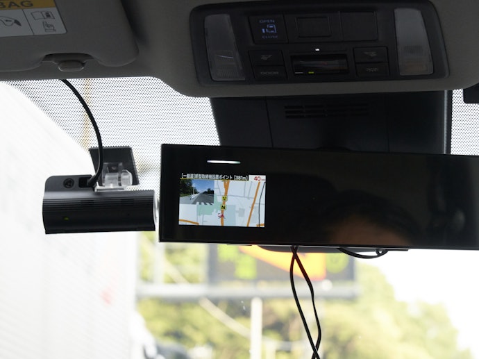 ミラー型:車内をスッキリ見せたい人におすすめ