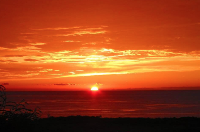 久部良(くぶら):夕日に染まる海の絶景や、新鮮な海の幸を楽しむ