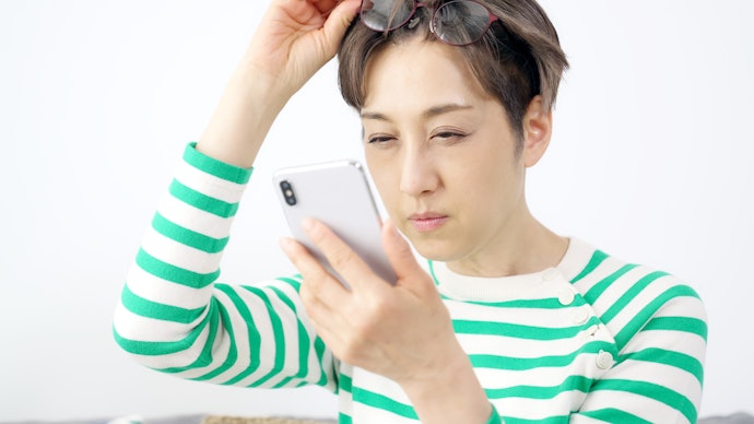 手元のぼやけが気になる人は、ピント調節を助ける成分に注目