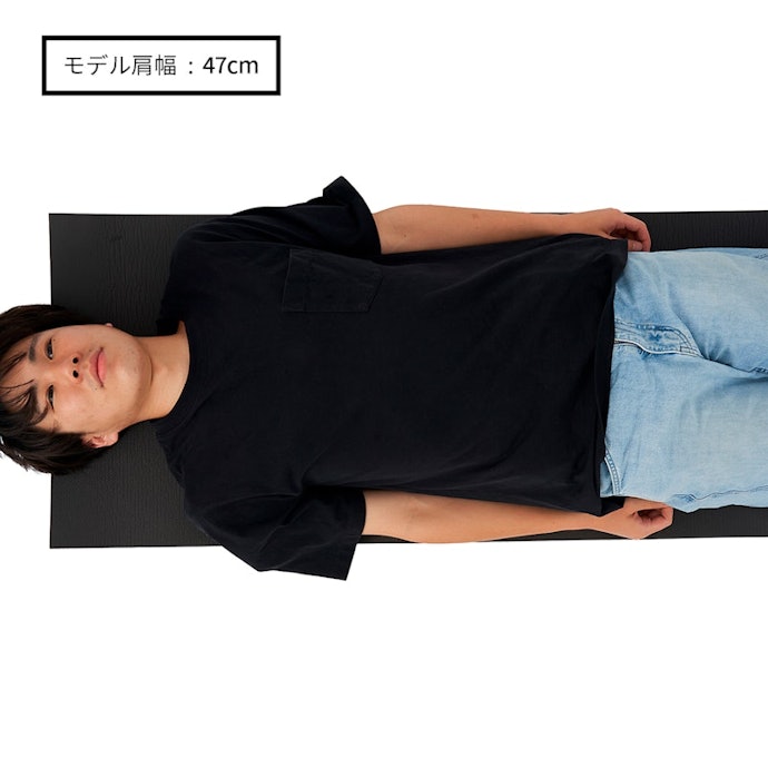 素材はやや硬めのXLPEフォーム。寝転ぶと適度に沈み込む