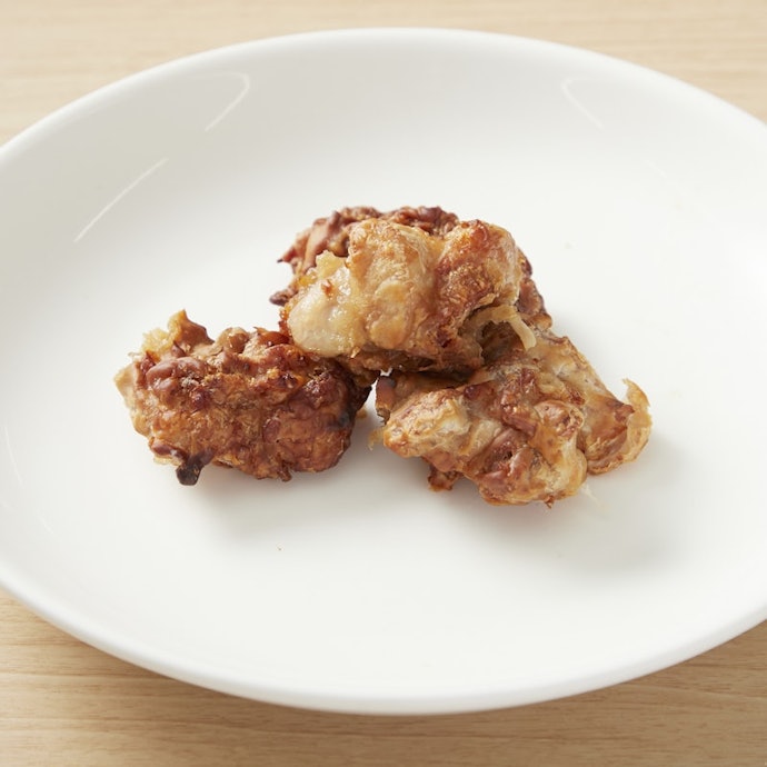 唐揚げは外がサクサク・中はジューシーに。油で揚げたような仕上がりだった