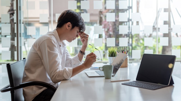 仕事で長時間使用する人は、アイケア機能が充実しているものを選択