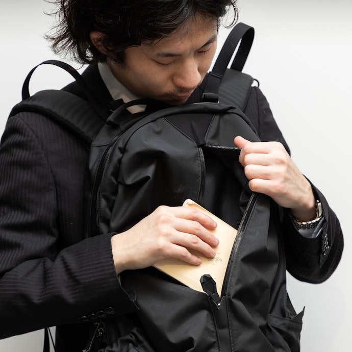 外ポケットは立ったままでは開けにくい