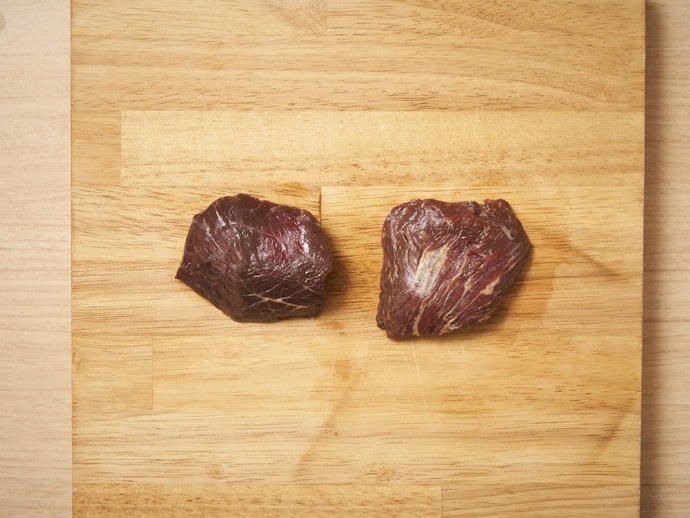 自分好みの厚さで食べたい人はブロック肉を選ぼう。鮮度も維持しやすい