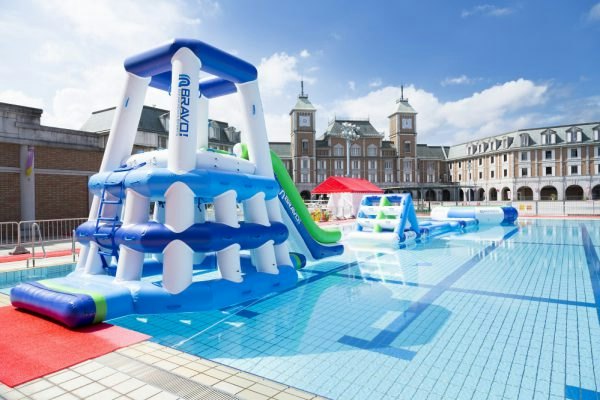 プール大好きな小学生やカップルは、開放感ある屋外プールで決まり