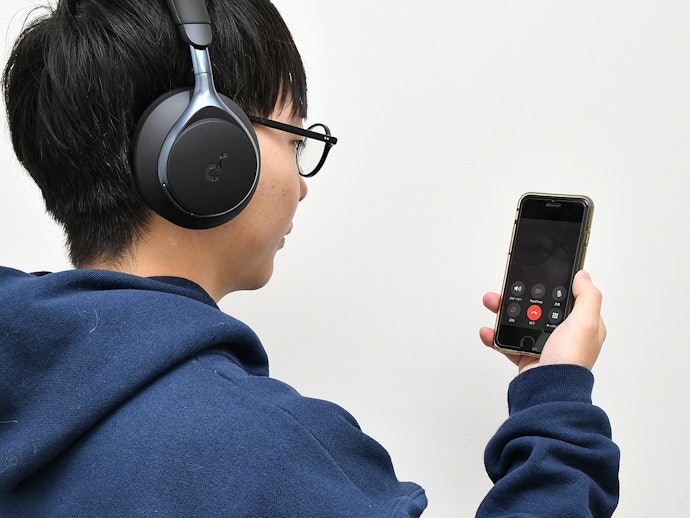 マイク性能は控えめ。騒がしい環境では通話に不向き