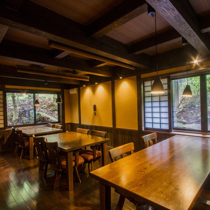 ゆっくり料理を味わうなら部屋食、スムーズに食べたいなら食事会場がベター