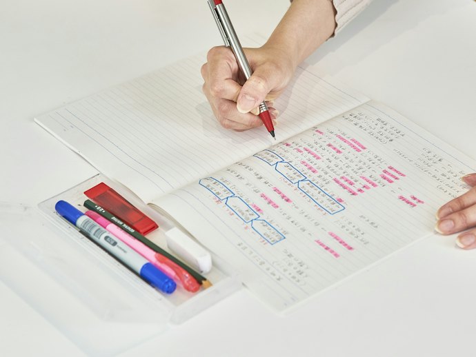 かさばらず、見開きで使いやすい「綴じノート」