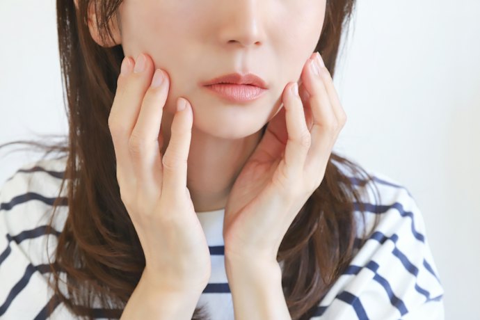 乾燥・くすみには、セラミドなどの保湿成分をチェック
