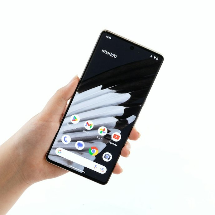 QHD+と高解像度な有機ELディスプレイを搭載。リアルさを出すHDRにも対応