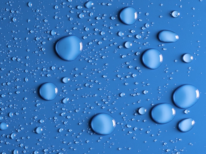 水をつけて剥がすタイプも。ただし壁紙の材質や場所に注意