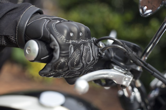 グローブホルダーはバイク用のウエストバッグならでは!