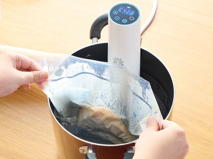 パサつきがちなチキンもしっとり!簡単操作でおいしい肉料理ができる低温調理器