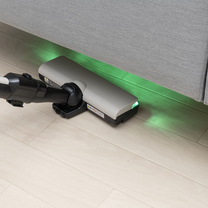 家具の周りや隙間もスムーズに掃除できる。LEDヘッドライト搭載でゴミを見つけやすい