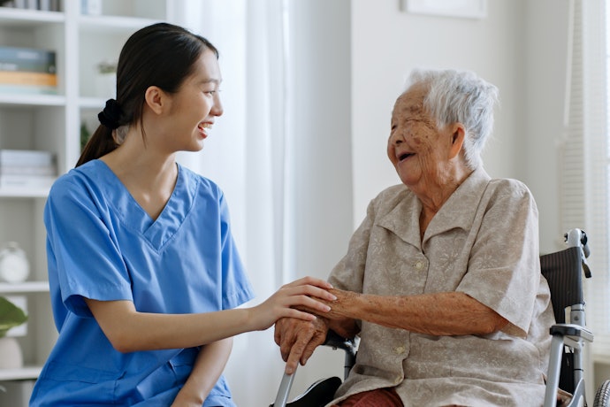 看護助手:プライベートに合わせて働きやすく求人数も多い
