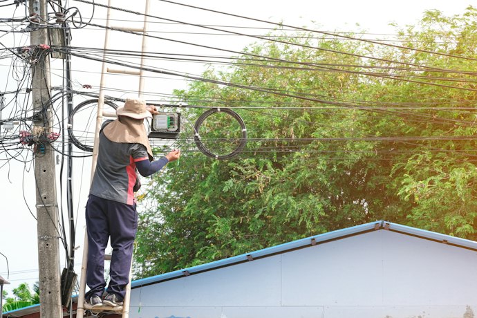 グラスファイバー製:電気関係の仕事ではしごを使う人におすすめ