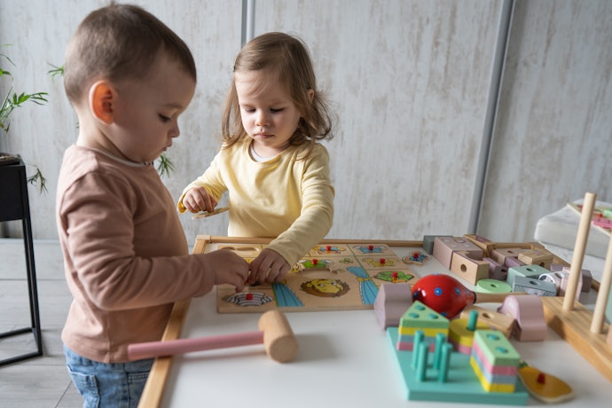 1歳半〜2歳の子には、つまむ・通す・はめるなど指先を使うおもちゃを!
