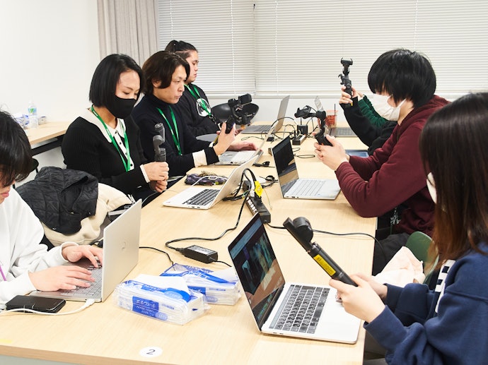 ブレの少ないなめらかな映像が撮れる。内カメも外カメと大差なくきれい