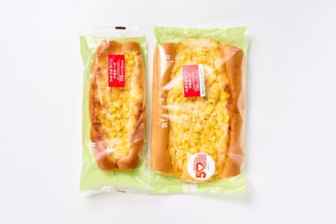 コーンもマヨもみっちり!はほぼ別サイズのパン
