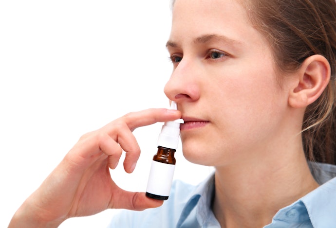とくに鼻づまりが強い人は血管収縮成分が含まれた点鼻薬をチョイス