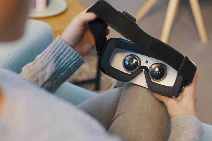 スマホ取り付け型のVRならピント調整機能付きがベター。VR酔い対策にも