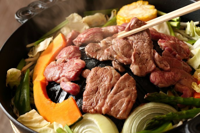ジンギスカンなどの特産を楽しむなら肉料理がぴったり