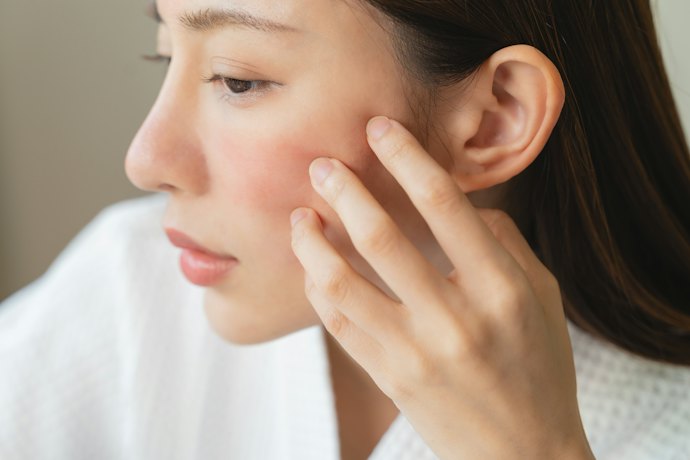 敏感肌の人は敏感肌に配慮された処方で肌荒れ防止有効成分が含まれているものを