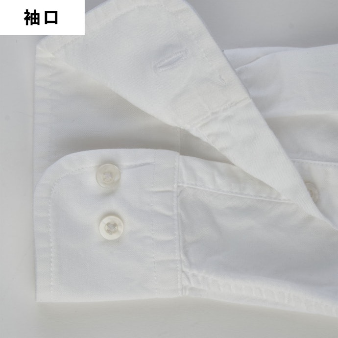 ワイシャツのシワは全体的にしっかり伸ばせた。襟元や袖口の仕上がりもきれい