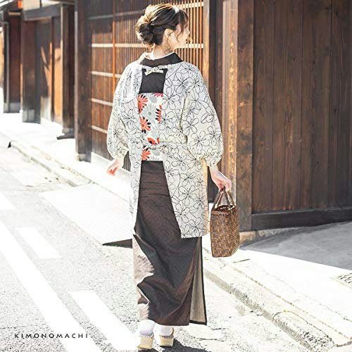 シンプルな着物には大胆な柄入りのデザイン