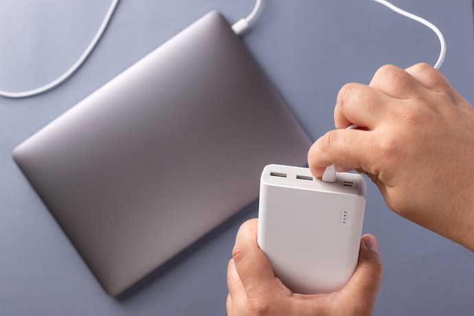 20,000mAh:旅行・出張先でパソコンを使う人やゲーム機の充電用に