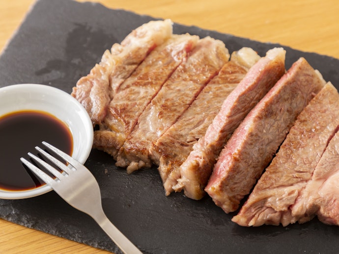 ステーキ:ヒレやサーロインの厚切りは肉肉しさが魅力。記念日には高級品を