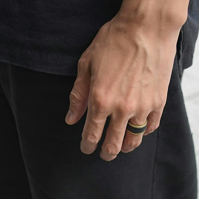 シャープな印象に仕上げたいなら、ブラック・グレー系がうってつけ