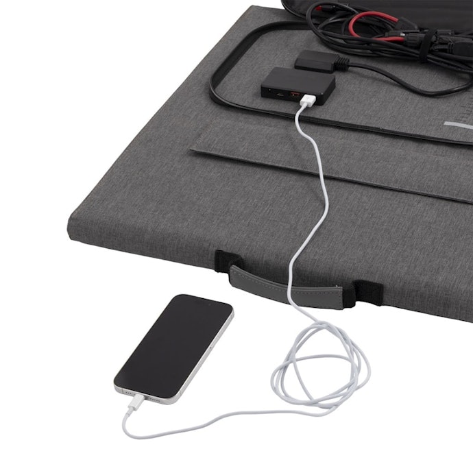 充電できるUSBポートが多いので、ソーラーパネルとスマホの充電を同時にできる
