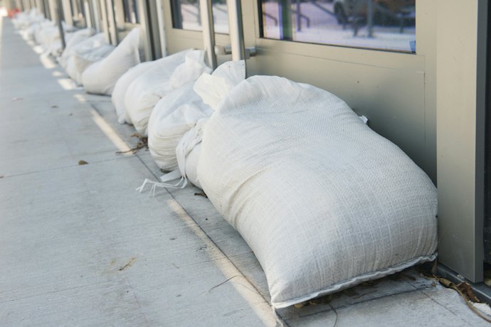 工事や災害対策など、実用的な使い方をするならポリエチレン