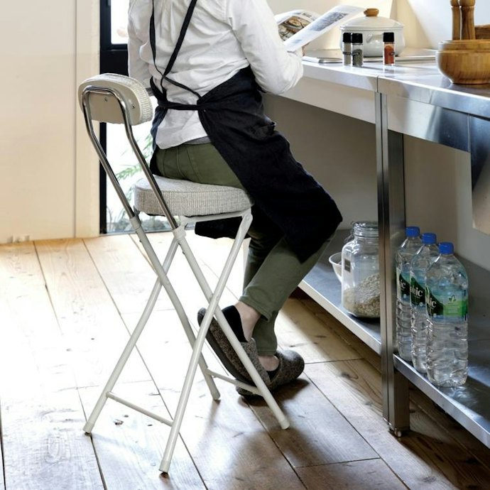背もたれ付き:長時間作業することが多い人や安定感重視の場合に