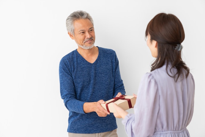 お中元やお歳暮、目上の人へのギフトには高級感あるカタログを贈ろう