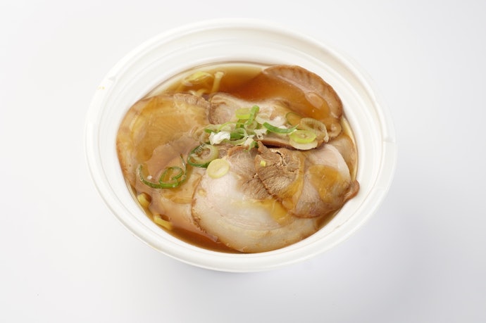 柔らかいチャーシューで覆われたバランスのよいラーメン